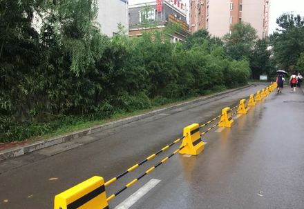 黄黑横杠水泥隔离墩